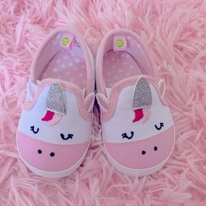 UNICORN sneaks
